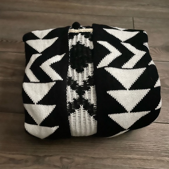 Small cardigan with hood. - Picture 5 of 6